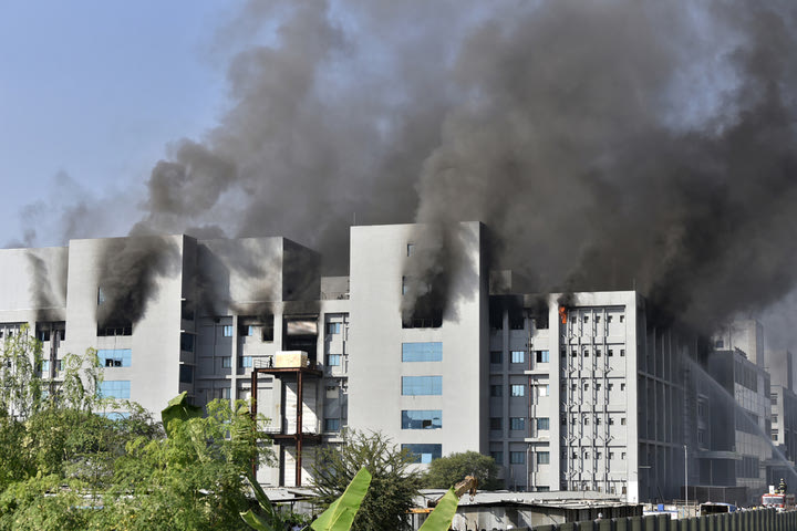 Φωτιά στην μεγαλύτερη μονάδα παραγωγής εμβολίων στον κόσμο – Πέντε νεκροί