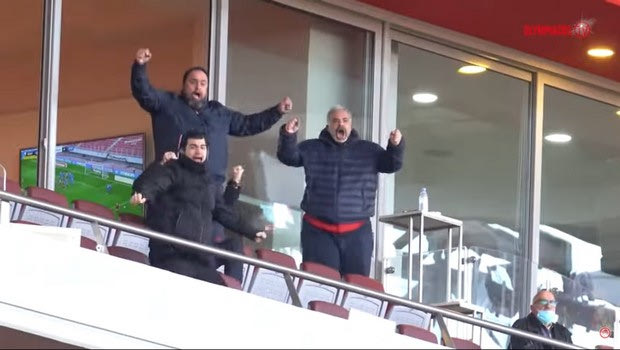 Ολυμπιακός: Οι πανηγυρισμοί του Μαρινάκη στο γκολ του Χασάν στο 90+3′