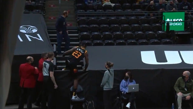 Φίλαθλος στο NBA πήγε να ακουμπήσει την μπάλα αλλά δεν τον άφησαν οι διαιτητές