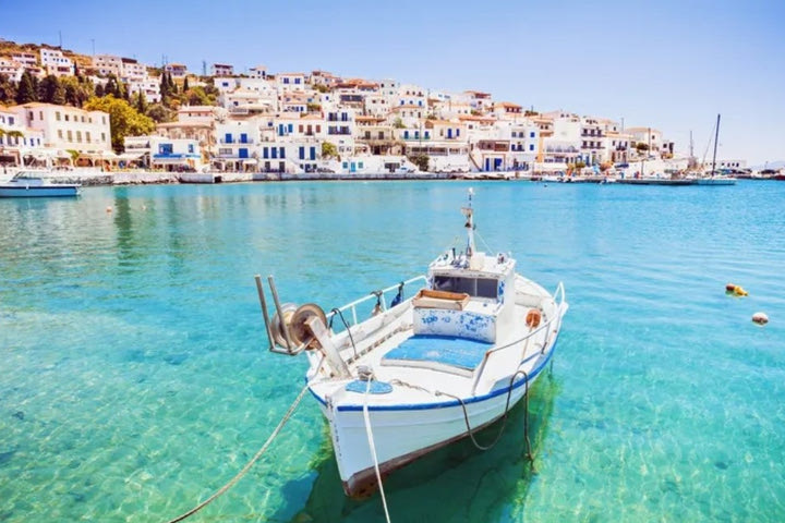 Η συντάκτρια των Times που έβαλε την Ανδρο στην λίστα με τους 52 προορισμούς τους οποίους μπορεί να αγαπήσει κανείς το 2021