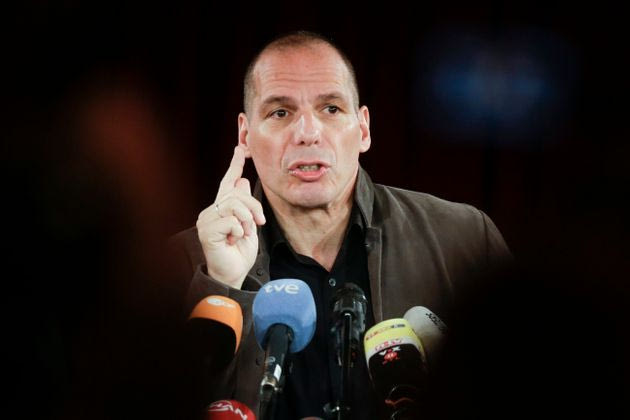 Καλεσμένος του Νόαμ Τσόμσκι ο Βαρουφάκης – Θα διδάξει στην έδρα του κορυφαίου καθηγητή για τις συνέπειες του Καπιταλισμού