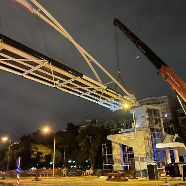 Τοποθετήθηκε η δεύτερη από τις έξι νέες πεζογέφυρες στην Αττική