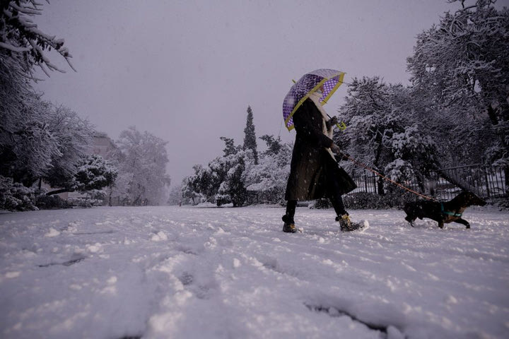Δεν είναι πλάκα: Είναι η χιονισμένη Πλάκα – και το Σύνταγμα