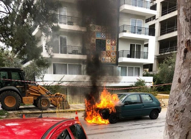 Γλυφάδα: Ηρωας αστυνομικός σώζει από τις φλόγες μια ηλικιωμένη και ένα παιδί