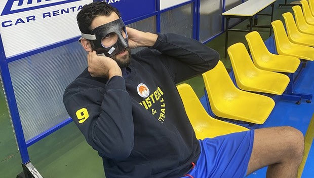 Με μάσκα ο Μπουρούσης στις προπονήσεις του Περιστερίου