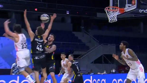 Ο Σέρχιο Γιουλ πήγε τον όρο “no look pass” σε άλλο επίπεδο