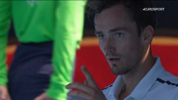 Australian Open: Ο Μεντβέντεφ νίκησε τον Κραΐνοβιτς, ενώ έδιωξε τον προπονητή του απ’ το court