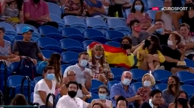 Australian Open: Φίλαθλος έκανε άσεμνη χειρονομία, ο Ναδάλ γέλασε, έκανε γκελάκια και πήρε τρεις σερί άσους