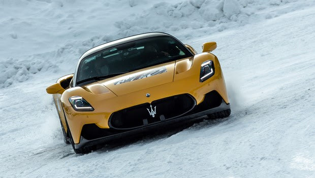 Η πανίσχυρη Maserati MC20 “παίζει” στα χιόνια