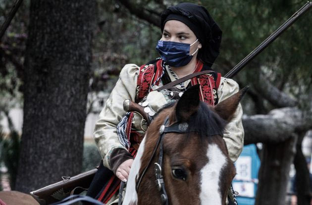 Εικόνες από τα ειδικά έφιππα τμήματα της παρέλασης με φορεσιές από το 1821 και την εποχή των Βαλκανικών-Κλέβουν την παράστασή οι γυναίκες