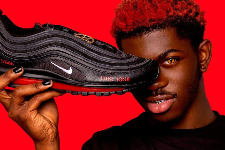 Η Nike στην αντεπίθεση για τα «σατανικά παπούτσια» με το ανθρώπινο αίμα
