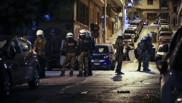 Προσαγωγές και συλλήψεις για τα επεισόδια έξω από το “Βικελίδης”
