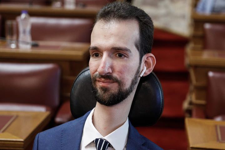 Σάλος με την ψήφο Κυμπουρόπουλου για τις αμβλώσεις – Τον αδειάζει η ΝΔ, τι απαντά ο ίδιος