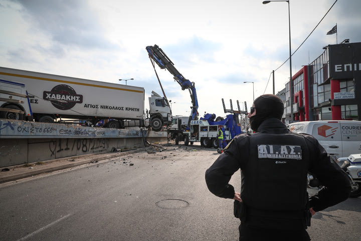 Απίστευτες εικόνες από τροχαίο στον Κηφισό