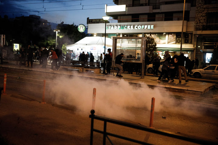 Πορεία διαμαρτυρίας, νέα επεισόδια και χαμός από χημικά στη Νέα Σμύρνη