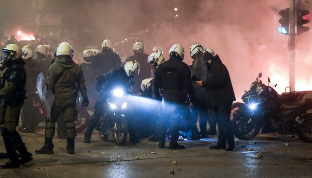 Επεισόδια Νέα Σμύρνη: Ο σοκαριστικός τραυματισμός του αστυνομικού (VIDEOS)