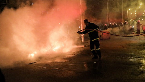Επεισόδια: Ο Άκης Χατζηαντωνίου ανάμεσα στους πυροσβέστες που έσβησαν τις φωτιές στη Νέα Σμύρνη