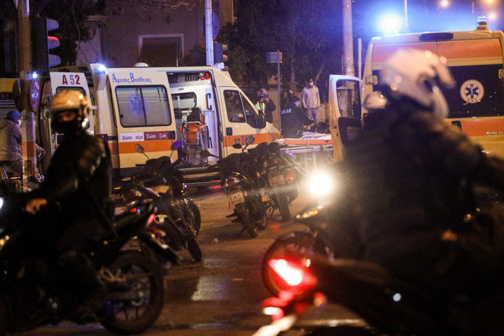 Κι άλλοι αστυνομικοί τραυματίες στη Νέα Σμύρνη – Στο 401 εσπευσμένα ο αρχηγός της ΕΛ.ΑΣ