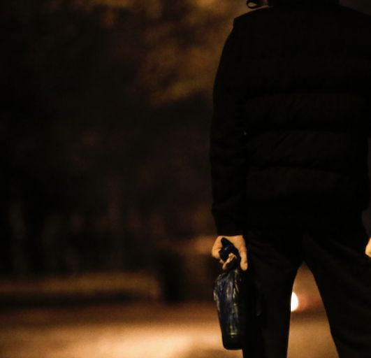 Καρτέρι με μολότοφ σε περιπολικό στα Ιλίσια