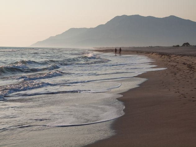 Τουρκική συμμορία έκλεβε τόνους άμμου από διάσημη παραλία