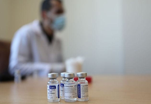 Επικίνδυνα παιχνίδια με τα εμβόλια, την ώρα που ο κορονοϊός θερίζει