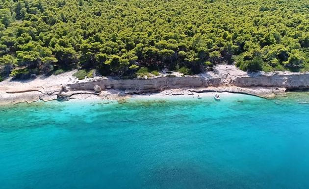 Μικρή Αλκυόνη, μια παραδεισένια παραλία με δύο «σκοτεινές» πτυχές