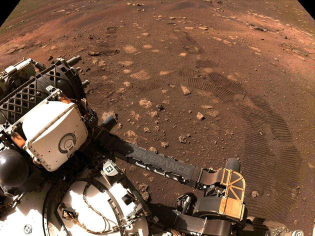 Το ρόβερ της NASA έκανε τα πρώτα του 6,5 μέτρα στον Αρη. Και έστειλε πίσω στη Γη εκπληκτικές εικόνες