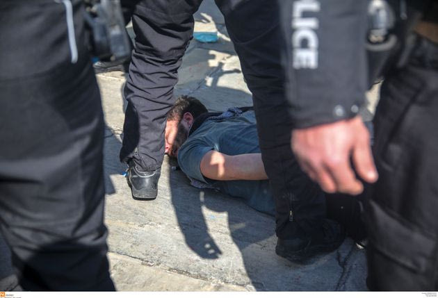 Pourquoi? Ο σεκιουριτάς – Χτυπημένοι φοιτητές, πού; Μέσα στο Πανεπιστήμιο