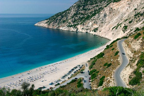 Η Ελλάδα ετοιμάζει ξαπλώστρες και ομπρέλες για τους τουρίστες