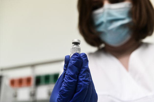 Aνοίγει η διαδικασία εμβολιασμού για τις ευπαθείς ομάδες – Θα ακολουθήσουν οι ομάδες των 70-74 και 65-69 ετών