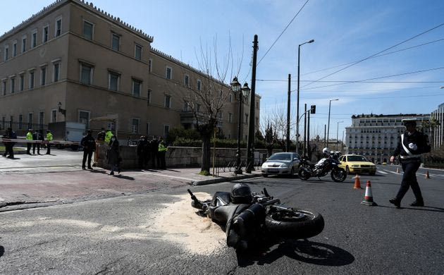 Γιατί δεν συνελήφθη ο αστυνομικός – οδηγό του υπηρεσιακού της Ντόρας Μπακογιάννη που χτύπησε τη μηχανή