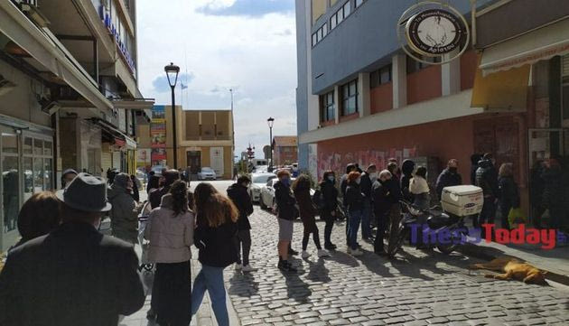 Θεσσαλονίκη: Ατελείωτες ουρές και ένταση για τον μπακαλιάρο