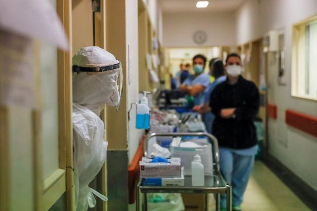Εκατοντάδες επιθέσεις σε βάρος υγειονομικών υπαλλήλων λόγω κορονοϊού