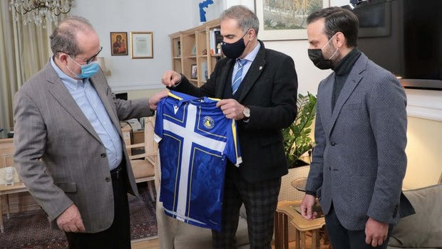 Αστέρας: Προσέφερε επετειακή φανέλα στον Περιφερειάρχη Πελοποννήσου