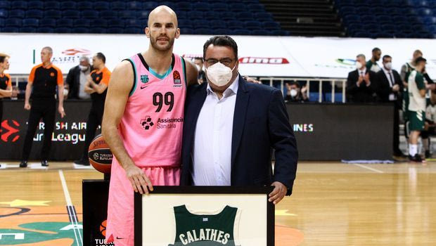 Ο Παναθηναϊκός βράβευσε τον Νικ Καλάθη για την προσφορά του