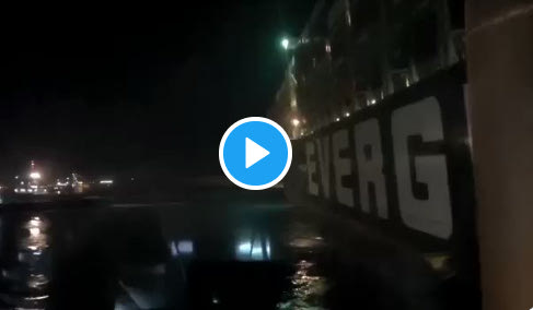 Τα πρώτα βίντεο από τη Διώρυγα του Σουέζ και τη μερική αποκόλληση του πλοίου – Τα ρυμουλκά πανηγυρίζουν ηχώντας τη μπουρού