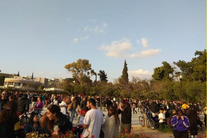 Πόσο πιθανό είναι να κολλήσουμε κορονοϊό σε πολυσύχναστα πάρκα και πλατείες