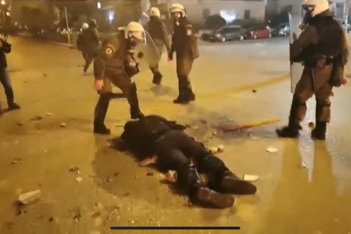 Επεισόδια στην μαζική πορεία διαμαρτυρίας κατά της αστυνομικής βίας στη Νέα Σμύρνη – «Πόλεμος» με μολότοφ και χημικά. Σοβαρά τραυματίας αστυνομικός.