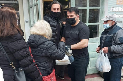 Ο Πύρρος Δήμας μοίρασε γεύματα σε ανθρώπους που έχουν ανάγκη στην Πολίχνη