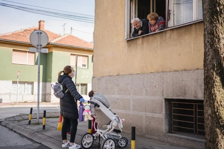Υπό ποιες προϋποθέσεις επιτρέπεται η αγκαλιά στα εγγόνια μετά τον εμβολιασμό μας