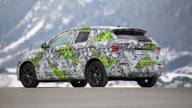 Η καμουφλαρισμένη, νέα Skoda Fabia με φόντο τις Αυστριακές Αλπεις