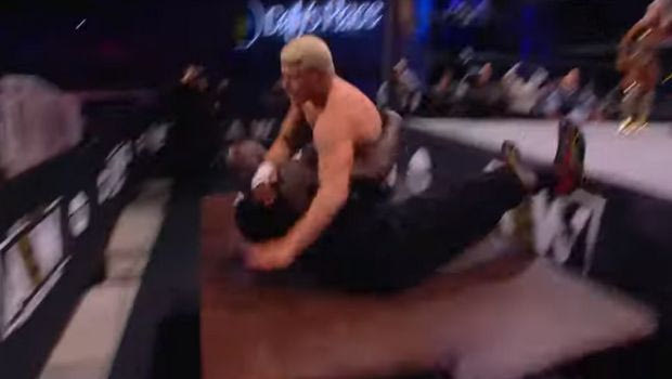 Ο Σακίλ Ο’Νιλ συμμετείχε σε αγώνα All Elite Wrestling και τον έριξαν από το ρινγκ σπάζοντας δύο τραπέζια