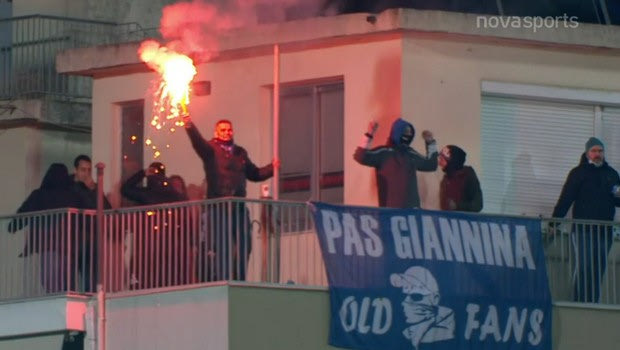 ΠΑΣ Γιάννινα – Παναθηναϊκός: Οι φίλοι των γηπεδούχων πανηγύρισαν το τρίποντο από το μπαλκόνι με καπνογόνο