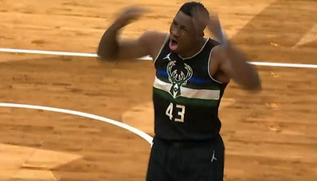 Ο Θανάσης Αντετοκούνμπο τρελάθηκε με το buzzer-beater στο τέλος της 3ης περιόδου
