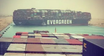 Τεράστιο φορτηγό πλοίο παρασύρθηκε από “ριπή ανέμου”, προσάραξε και “φράκαρε” τη Διώρυγα του Σουέζ-“Ουρά” 100 πλοίων