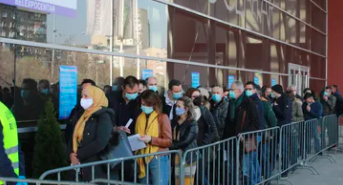Χιλιάδες ξένοι συρρέουν στα σύνορα με τη Σερβία για να προλάβουν να εμβολιαστούν με AstraZeneca