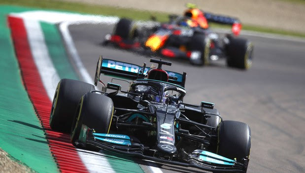 F1: Η Mercedes W12 “δυόμισι δέκατα πίσω” από τη RB-Honda