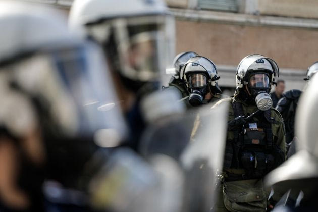 Στα «θρανία» ΜΑΤ και ΥΜΕΤ, μαθαίνουν νέες τεχνικές για πορείες και γήπεδα