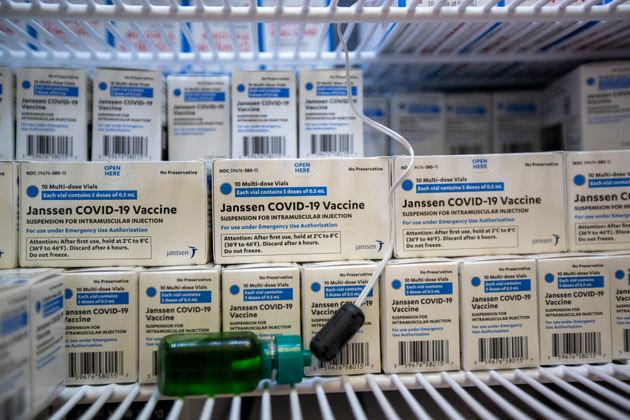 Μετά την AstraZeneca, «σύννεφα» και για το εμβόλιο της Johnson&Johnson λόγω θρομβώσεων