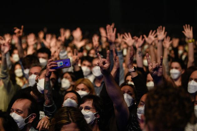 Τι δείχνουν τα ευρήματα από την πειραματική συναυλία με 5.000 θεατές – Φορούσαν μάσκες αλλά δεν κρατούσαν μεταξύ τους αποστάσεις